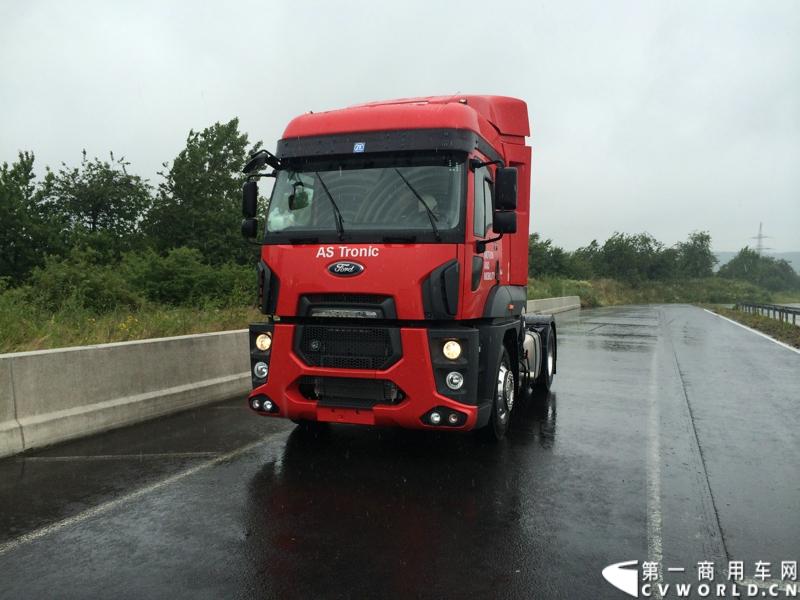 随着汉诺威商用车展的临近，采埃孚公司（ZF）近日在德国亚琛市举行了一场别开生面的新产品试乘试驾活动。在这次活动上，采埃孚向各国媒体展示了最新的商用车传动技术和产品，以及面向未来的前瞻性科技成果。这些成果与结晶，也将在9月份举行的汉诺威车展上展出。图为搭载ZF AS Tronic 机械自动变速箱的福特重卡。