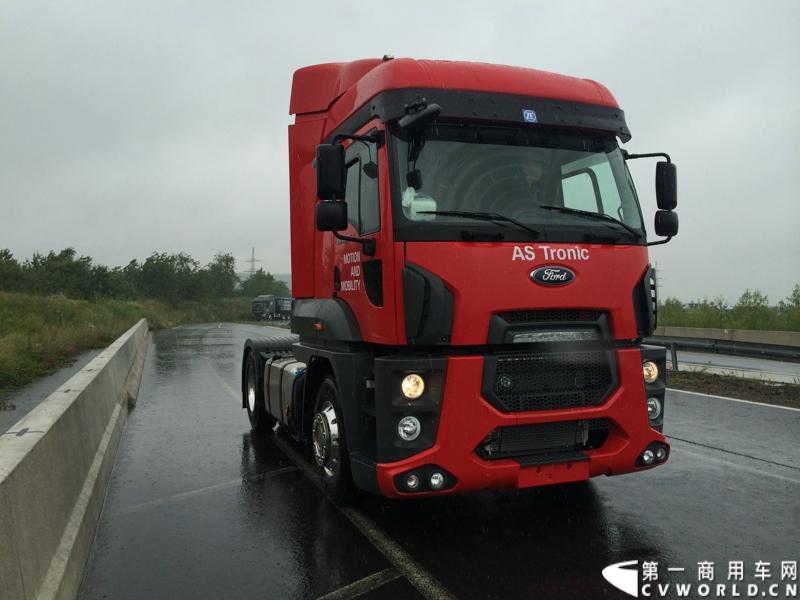 随着汉诺威商用车展的临近，采埃孚公司（ZF）近日在德国亚琛市举行了一场别开生面的新产品试乘试驾活动。在这次活动上，采埃孚向各国媒体展示了最新的商用车传动技术和产品，以及面向未来的前瞻性科技成果。这些成果与结晶，也将在9月份举行的汉诺威车展上展出。图为搭载ZF AS Tronic 机械自动变速箱的福特重卡。