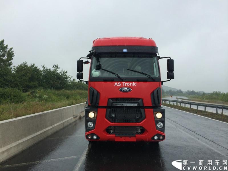 随着汉诺威商用车展的临近，采埃孚公司（ZF）近日在德国亚琛市举行了一场别开生面的新产品试乘试驾活动。在这次活动上，采埃孚向各国媒体展示了最新的商用车传动技术和产品，以及面向未来的前瞻性科技成果。这些成果与结晶，也将在9月份举行的汉诺威车展上展出。图为搭载ZF AS Tronic 机械自动变速箱的福特重卡。