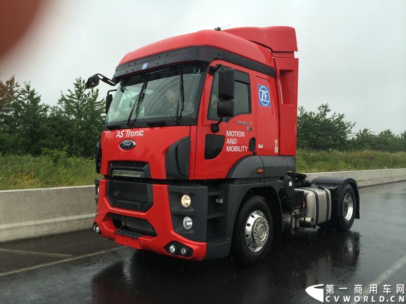 随着汉诺威商用车展的临近，采埃孚公司（ZF）近日在德国亚琛市举行了一场别开生面的新产品试乘试驾活动。在这次活动上，采埃孚向各国媒体展示了最新的商用车传动技术和产品，以及面向未来的前瞻性科技成果。这些成果与结晶，也将在9月份举行的汉诺威车展上展出。图为搭载ZF AS Tronic 机械自动变速箱的福特重卡。