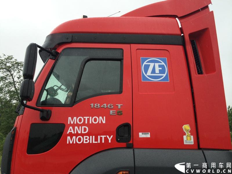 随着汉诺威商用车展的临近，采埃孚公司（ZF）近日在德国亚琛市举行了一场别开生面的新产品试乘试驾活动。在这次活动上，采埃孚向各国媒体展示了最新的商用车传动技术和产品，以及面向未来的前瞻性科技成果。这些成果与结晶，也将在9月份举行的汉诺威车展上展出。图为搭载ZF AS Tronic 机械自动变速箱的福特重卡。
