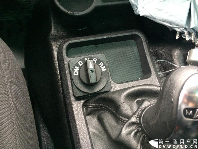 随着汉诺威商用车展的临近，采埃孚公司（ZF）近日在德国亚琛市举行了一场别开生面的新产品试乘试驾活动。在这次活动上，采埃孚向各国媒体展示了最新的商用车传动技术和产品，以及面向未来的前瞻性科技成果。这些成果与结晶，也将在9月份举行的汉诺威车展上展出。图为搭载ZF AS Tronic 机械自动变速箱的福特重卡。