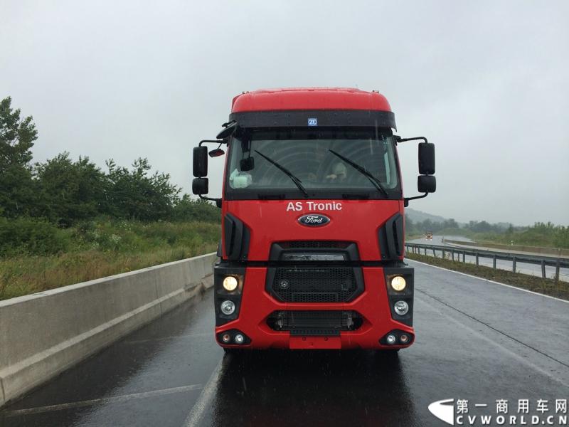随着汉诺威商用车展的临近，采埃孚公司（ZF）近日在德国亚琛市举行了一场别开生面的新产品试乘试驾活动。在这次活动上，采埃孚向各国媒体展示了最新的商用车传动技术和产品，以及面向未来的前瞻性科技成果。这些成果与结晶，也将在9月份举行的汉诺威车展上展出。图为搭载ZF AS Tronic 机械自动变速箱的福特重卡。
