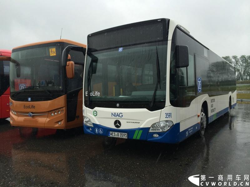 随着汉诺威商用车展的临近，采埃孚公司（ZF）近日在德国亚琛市举行了一场别开生面的新产品试乘试驾活动。在这次活动上，采埃孚向各国媒体展示了最新的商用车传动技术和产品，以及面向未来的前瞻性科技成果。这些成果与结晶，也将在9月份举行的汉诺威车展上展出。图为搭载ZF AS Tronic机械自动变速箱的客车产品。