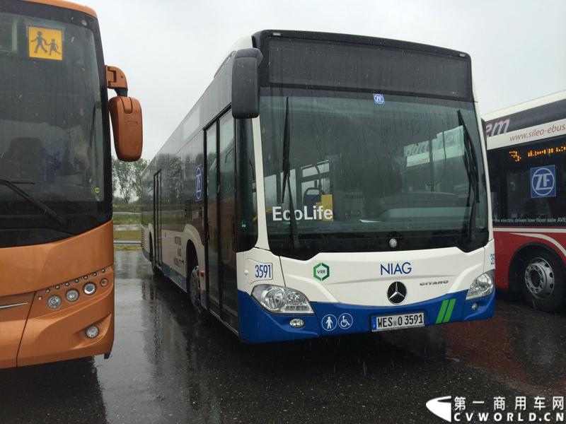 随着汉诺威商用车展的临近，采埃孚公司（ZF）近日在德国亚琛市举行了一场别开生面的新产品试乘试驾活动。在这次活动上，采埃孚向各国媒体展示了最新的商用车传动技术和产品，以及面向未来的前瞻性科技成果。这些成果与结晶，也将在9月份举行的汉诺威车展上展出。图为搭载ZF AS Tronic机械自动变速箱的客车产品。