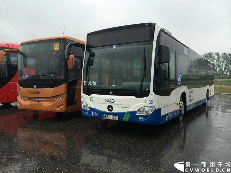 随着汉诺威商用车展的临近，采埃孚公司（ZF）近日在德国亚琛市举行了一场别开生面的新产品试乘试驾活动。在这次活动上，采埃孚向各国媒体展示了最新的商用车传动技术和产品，以及面向未来的前瞻性科技成果。这些成果与结晶，也将在9月份举行的汉诺威车展上展出。图为搭载ZF AS Tronic机械自动变速箱的客车产品。