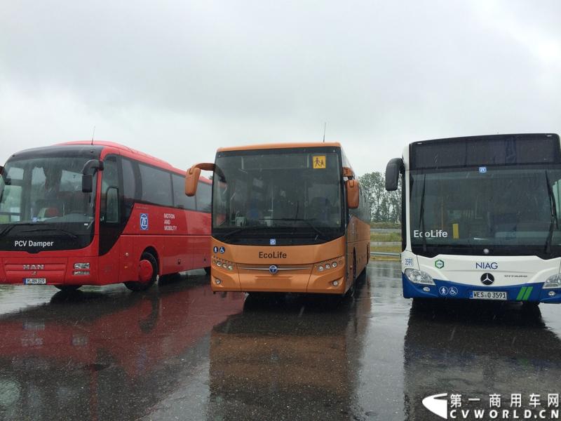 随着汉诺威商用车展的临近，采埃孚公司（ZF）近日在德国亚琛市举行了一场别开生面的新产品试乘试驾活动。在这次活动上，采埃孚向各国媒体展示了最新的商用车传动技术和产品，以及面向未来的前瞻性科技成果。这些成果与结晶，也将在9月份举行的汉诺威车展上展出。图为搭载ZF AS Tronic机械自动变速箱的客车产品。