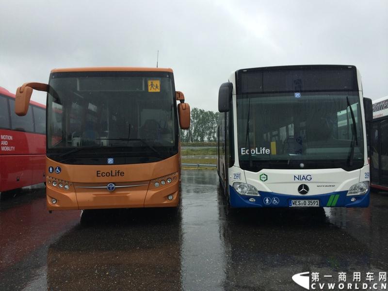 随着汉诺威商用车展的临近，采埃孚公司（ZF）近日在德国亚琛市举行了一场别开生面的新产品试乘试驾活动。在这次活动上，采埃孚向各国媒体展示了最新的商用车传动技术和产品，以及面向未来的前瞻性科技成果。这些成果与结晶，也将在9月份举行的汉诺威车展上展出。图为搭载ZF AS Tronic机械自动变速箱的客车产品。