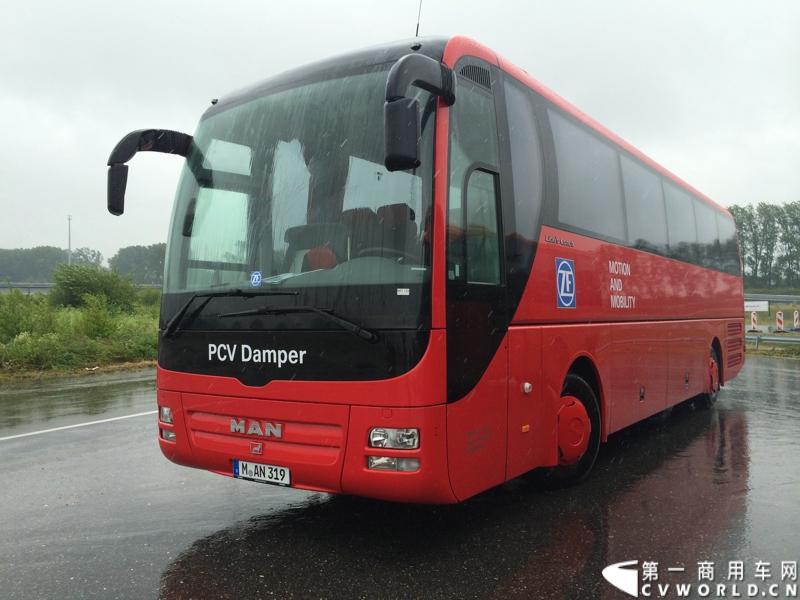 随着汉诺威商用车展的临近，采埃孚公司（ZF）近日在德国亚琛市举行了一场别开生面的新产品试乘试驾活动。在这次活动上，采埃孚向各国媒体展示了最新的商用车传动技术和产品，以及面向未来的前瞻性科技成果。这些成果与结晶，也将在9月份举行的汉诺威车展上展出。图为搭载ZF AS Tronic机械自动变速箱的客车产品。