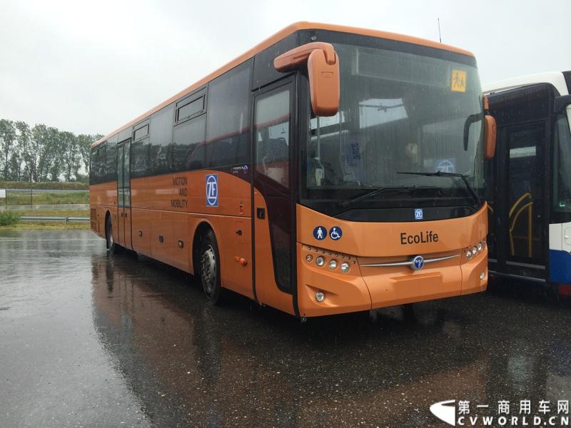 随着汉诺威商用车展的临近，采埃孚公司（ZF）近日在德国亚琛市举行了一场别开生面的新产品试乘试驾活动。在这次活动上，采埃孚向各国媒体展示了最新的商用车传动技术和产品，以及面向未来的前瞻性科技成果。这些成果与结晶，也将在9月份举行的汉诺威车展上展出。图为搭载ZF AS Tronic机械自动变速箱的客车产品。