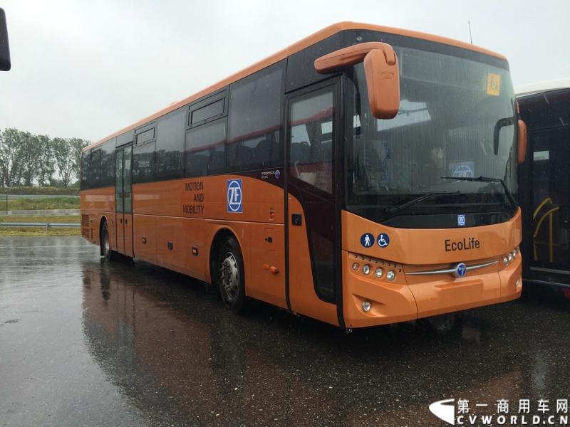 随着汉诺威商用车展的临近，采埃孚公司（ZF）近日在德国亚琛市举行了一场别开生面的新产品试乘试驾活动。在这次活动上，采埃孚向各国媒体展示了最新的商用车传动技术和产品，以及面向未来的前瞻性科技成果。这些成果与结晶，也将在9月份举行的汉诺威车展上展出。图为搭载ZF AS Tronic机械自动变速箱的客车产品。