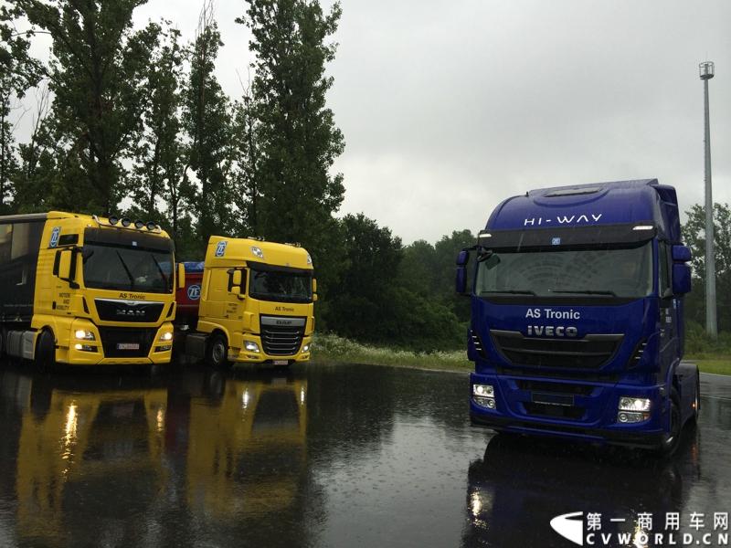 随着汉诺威商用车展的临近，采埃孚公司（ZF）近日在德国亚琛市举行了一场别开生面的新产品试乘试驾活动。在这次活动上，采埃孚向各国媒体展示了最新的商用车传动技术和产品，以及面向未来的前瞻性科技成果。这些成果与结晶，也将在9月份举行的汉诺威车展上展出。图为搭载ZF AS Tronic机械自动变速箱的三款重卡。