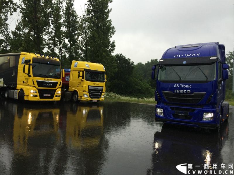 随着汉诺威商用车展的临近，采埃孚公司（ZF）近日在德国亚琛市举行了一场别开生面的新产品试乘试驾活动。在这次活动上，采埃孚向各国媒体展示了最新的商用车传动技术和产品，以及面向未来的前瞻性科技成果。这些成果与结晶，也将在9月份举行的汉诺威车展上展出。图为搭载ZF AS Tronic机械自动变速箱的三款重卡。