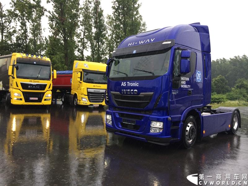 随着汉诺威商用车展的临近，采埃孚公司（ZF）近日在德国亚琛市举行了一场别开生面的新产品试乘试驾活动。在这次活动上，采埃孚向各国媒体展示了最新的商用车传动技术和产品，以及面向未来的前瞻性科技成果。这些成果与结晶，也将在9月份举行的汉诺威车展上展出。图为搭载ZF AS Tronic机械自动变速箱的依维柯Stralis Hi-Way重卡。