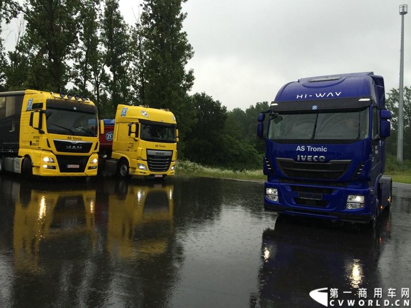 随着汉诺威商用车展的临近，采埃孚公司（ZF）近日在德国亚琛市举行了一场别开生面的新产品试乘试驾活动。在这次活动上，采埃孚向各国媒体展示了最新的商用车传动技术和产品，以及面向未来的前瞻性科技成果。这些成果与结晶，也将在9月份举行的汉诺威车展上展出。图为搭载ZF AS Tronic机械自动变速箱的三款重卡。