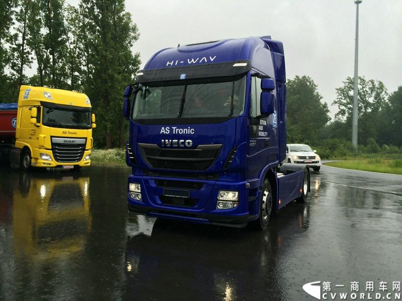 随着汉诺威商用车展的临近，采埃孚公司（ZF）近日在德国亚琛市举行了一场别开生面的新产品试乘试驾活动。在这次活动上，采埃孚向各国媒体展示了最新的商用车传动技术和产品，以及面向未来的前瞻性科技成果。这些成果与结晶，也将在9月份举行的汉诺威车展上展出。图为搭载ZF AS Tronic机械自动变速箱的依维柯Stralis Hi-Way重卡。