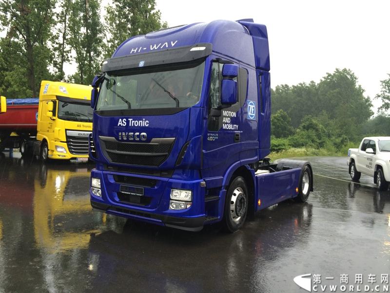 随着汉诺威商用车展的临近，采埃孚公司（ZF）近日在德国亚琛市举行了一场别开生面的新产品试乘试驾活动。在这次活动上，采埃孚向各国媒体展示了最新的商用车传动技术和产品，以及面向未来的前瞻性科技成果。这些成果与结晶，也将在9月份举行的汉诺威车展上展出。图为搭载ZF AS Tronic机械自动变速箱的依维柯Stralis Hi-Way重卡。