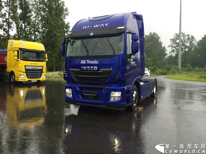 随着汉诺威商用车展的临近，采埃孚公司（ZF）近日在德国亚琛市举行了一场别开生面的新产品试乘试驾活动。在这次活动上，采埃孚向各国媒体展示了最新的商用车传动技术和产品，以及面向未来的前瞻性科技成果。这些成果与结晶，也将在9月份举行的汉诺威车展上展出。图为搭载ZF AS Tronic机械自动变速箱的依维柯Stralis Hi-Way重卡。