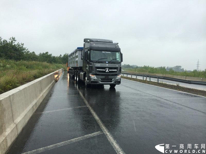 随着汉诺威商用车展的临近，采埃孚公司（ZF）近日在德国亚琛市举行了一场别开生面的新产品试乘试驾活动。在这次活动上，采埃孚向各国媒体展示了最新的商用车传动技术和产品，以及面向未来的前瞻性科技成果。这些成果与结晶，也将在9月份举行的汉诺威车展上展出。图为搭载ZF AS Tronic机械自动变速箱的中国北奔重卡。