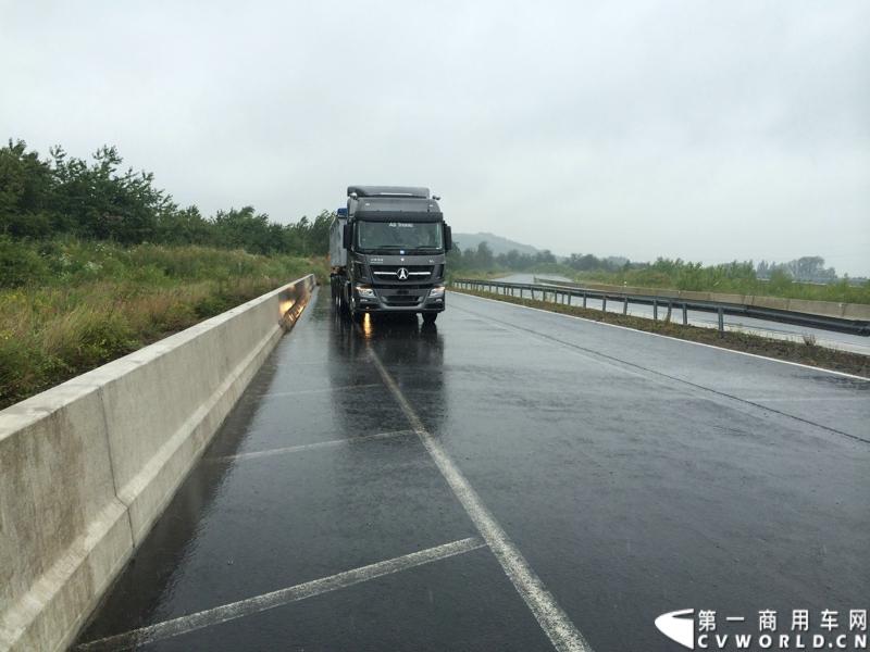 随着汉诺威商用车展的临近，采埃孚公司（ZF）近日在德国亚琛市举行了一场别开生面的新产品试乘试驾活动。在这次活动上，采埃孚向各国媒体展示了最新的商用车传动技术和产品，以及面向未来的前瞻性科技成果。这些成果与结晶，也将在9月份举行的汉诺威车展上展出。图为搭载ZF AS Tronic机械自动变速箱的中国北奔重卡。