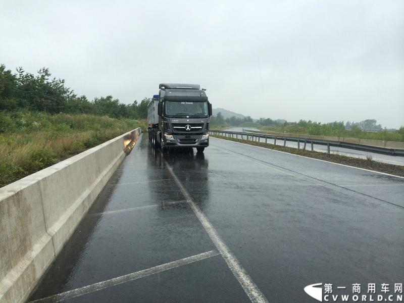 随着汉诺威商用车展的临近，采埃孚公司（ZF）近日在德国亚琛市举行了一场别开生面的新产品试乘试驾活动。在这次活动上，采埃孚向各国媒体展示了最新的商用车传动技术和产品，以及面向未来的前瞻性科技成果。这些成果与结晶，也将在9月份举行的汉诺威车展上展出。图为搭载ZF AS Tronic机械自动变速箱的中国北奔重卡。