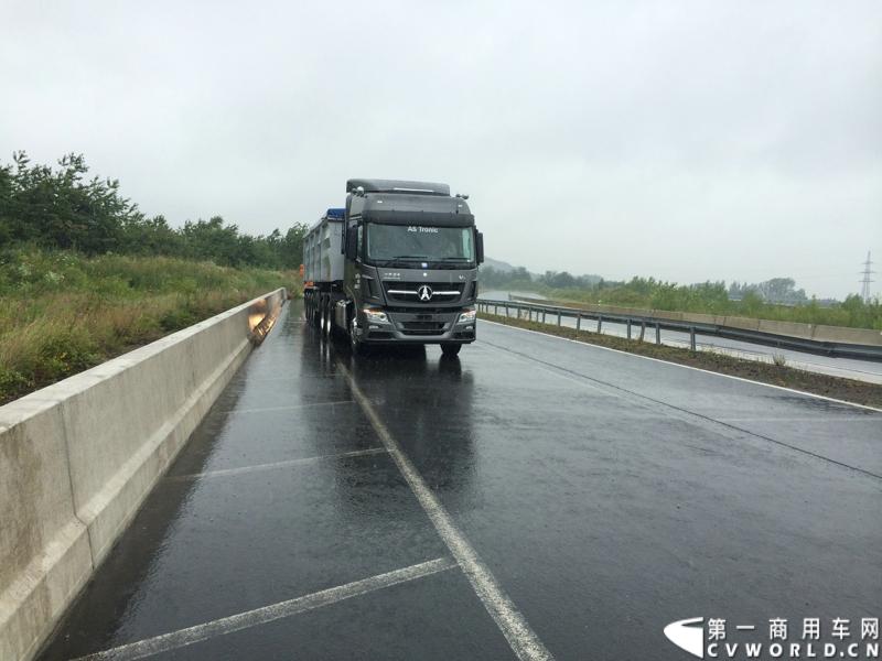 随着汉诺威商用车展的临近，采埃孚公司（ZF）近日在德国亚琛市举行了一场别开生面的新产品试乘试驾活动。在这次活动上，采埃孚向各国媒体展示了最新的商用车传动技术和产品，以及面向未来的前瞻性科技成果。这些成果与结晶，也将在9月份举行的汉诺威车展上展出。图为搭载ZF AS Tronic机械自动变速箱的中国北奔重卡。