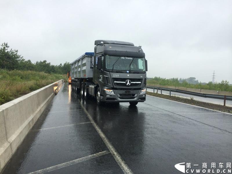 随着汉诺威商用车展的临近，采埃孚公司（ZF）近日在德国亚琛市举行了一场别开生面的新产品试乘试驾活动。在这次活动上，采埃孚向各国媒体展示了最新的商用车传动技术和产品，以及面向未来的前瞻性科技成果。这些成果与结晶，也将在9月份举行的汉诺威车展上展出。图为搭载ZF AS Tronic机械自动变速箱的中国北奔重卡。