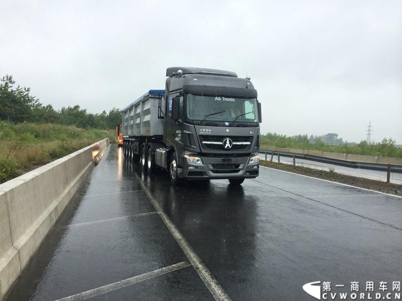随着汉诺威商用车展的临近，采埃孚公司（ZF）近日在德国亚琛市举行了一场别开生面的新产品试乘试驾活动。在这次活动上，采埃孚向各国媒体展示了最新的商用车传动技术和产品，以及面向未来的前瞻性科技成果。这些成果与结晶，也将在9月份举行的汉诺威车展上展出。图为搭载ZF AS Tronic机械自动变速箱的中国北奔重卡。