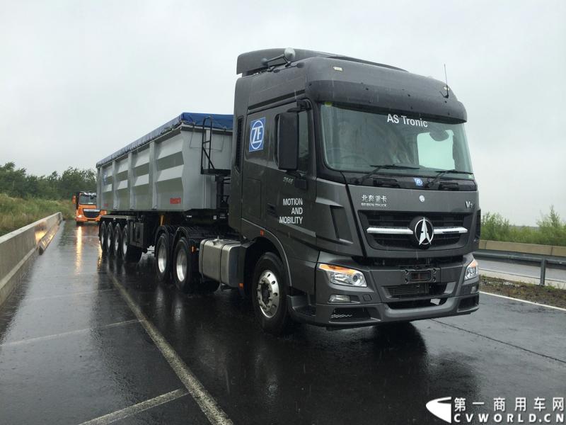 随着汉诺威商用车展的临近，采埃孚公司（ZF）近日在德国亚琛市举行了一场别开生面的新产品试乘试驾活动。在这次活动上，采埃孚向各国媒体展示了最新的商用车传动技术和产品，以及面向未来的前瞻性科技成果。这些成果与结晶，也将在9月份举行的汉诺威车展上展出。图为搭载ZF AS Tronic机械自动变速箱的中国北奔重卡。