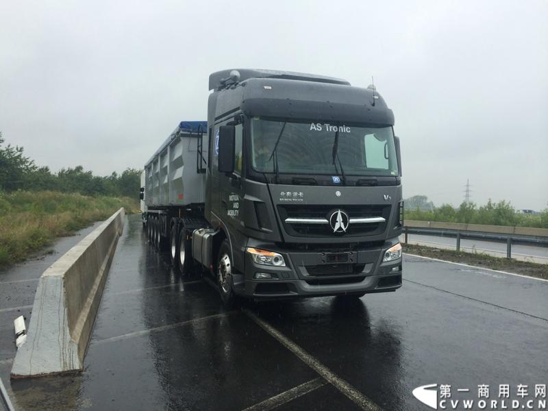 随着汉诺威商用车展的临近，采埃孚公司（ZF）近日在德国亚琛市举行了一场别开生面的新产品试乘试驾活动。在这次活动上，采埃孚向各国媒体展示了最新的商用车传动技术和产品，以及面向未来的前瞻性科技成果。这些成果与结晶，也将在9月份举行的汉诺威车展上展出。图为搭载ZF AS Tronic机械自动变速箱的中国北奔重卡。
