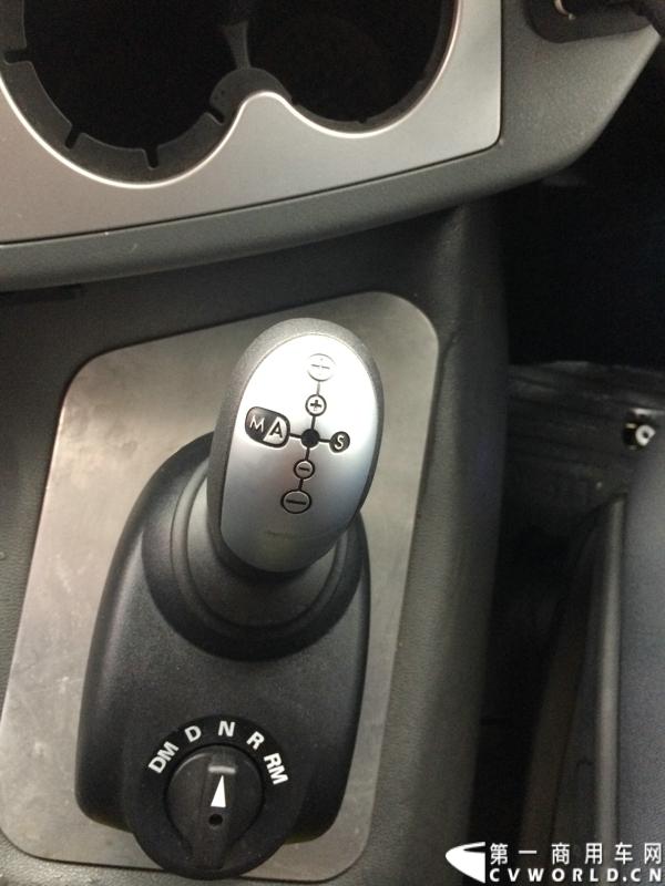 随着汉诺威商用车展的临近，采埃孚公司（ZF）近日在德国亚琛市举行了一场别开生面的新产品试乘试驾活动。在这次活动上，采埃孚向各国媒体展示了最新的商用车传动技术和产品，以及面向未来的前瞻性科技成果。这些成果与结晶，也将在9月份举行的汉诺威车展上展出。图为搭载ZF AS Tronic机械自动变速箱的中国北奔重卡。