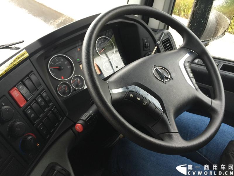 随着汉诺威商用车展的临近，采埃孚公司（ZF）近日在德国亚琛市举行了一场别开生面的新产品试乘试驾活动。在这次活动上，采埃孚向各国媒体展示了最新的商用车传动技术和产品，以及面向未来的前瞻性科技成果。这些成果与结晶，也将在9月份举行的汉诺威车展上展出。图为搭载ZF AS Tronic机械自动变速箱的中国北奔重卡。