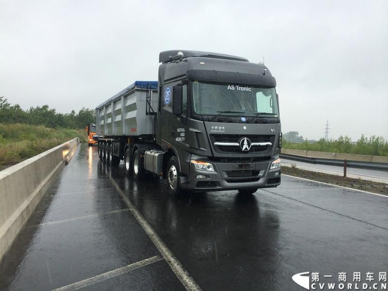 随着汉诺威商用车展的临近，采埃孚公司（ZF）近日在德国亚琛市举行了一场别开生面的新产品试乘试驾活动。在这次活动上，采埃孚向各国媒体展示了最新的商用车传动技术和产品，以及面向未来的前瞻性科技成果。这些成果与结晶，也将在9月份举行的汉诺威车展上展出。图为搭载ZF AS Tronic机械自动变速箱的中国北奔重卡。