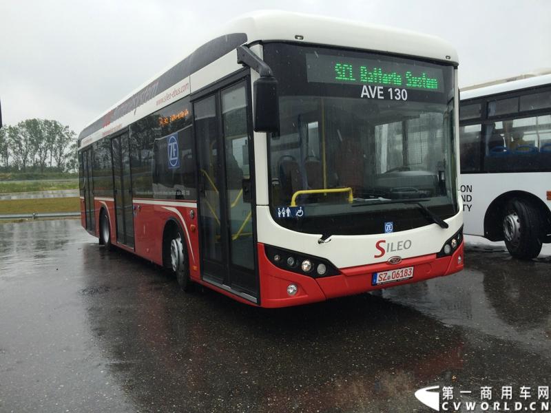 随着汉诺威商用车展的临近，采埃孚公司（ZF）近日在德国亚琛市举行了一场别开生面的新产品试乘试驾活动。在这次活动上，采埃孚向各国媒体展示了最新的商用车传动技术和产品，以及面向未来的前瞻性科技成果。这些成果与结晶，也将在9月份举行的汉诺威车展上展出。图为搭载ZF AVE130电驱动车桥的纯电动客车。