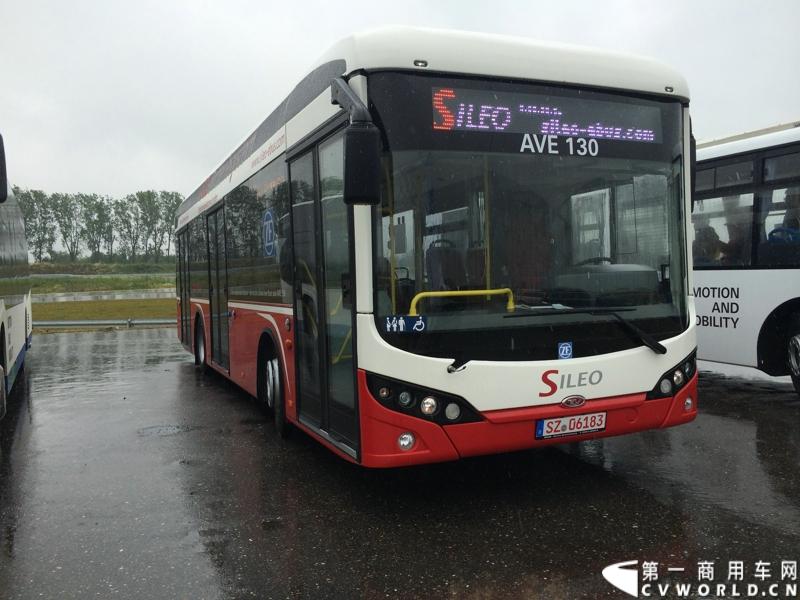随着汉诺威商用车展的临近，采埃孚公司（ZF）近日在德国亚琛市举行了一场别开生面的新产品试乘试驾活动。在这次活动上，采埃孚向各国媒体展示了最新的商用车传动技术和产品，以及面向未来的前瞻性科技成果。这些成果与结晶，也将在9月份举行的汉诺威车展上展出。图为搭载ZF AVE130电驱动车桥的纯电动客车。
