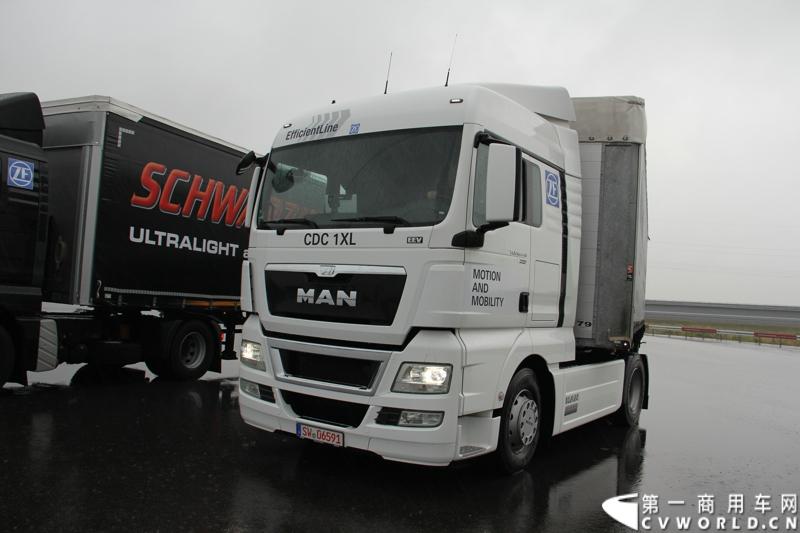 随着汉诺威商用车展的临近，采埃孚公司（ZF）近日在德国亚琛市举行了一场别开生面的新产品试乘试驾活动。在这次活动上，采埃孚向各国媒体展示了最新的商用车传动技术和产品，以及面向未来的前瞻性科技成果。这些成果与结晶，也将在9月份举行的汉诺威车展上展出。图为搭载ZF CDC半主动式减震系统的MAN重卡。