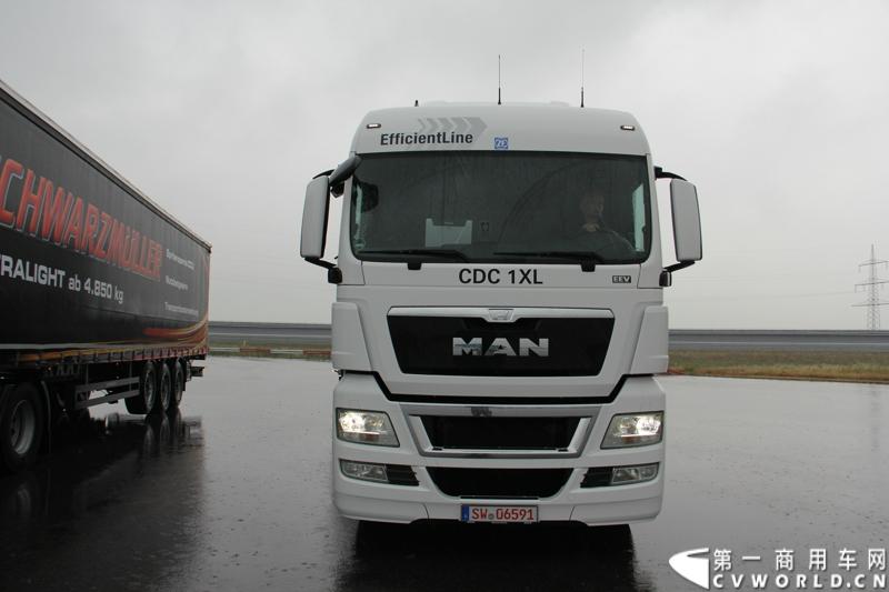 随着汉诺威商用车展的临近，采埃孚公司（ZF）近日在德国亚琛市举行了一场别开生面的新产品试乘试驾活动。在这次活动上，采埃孚向各国媒体展示了最新的商用车传动技术和产品，以及面向未来的前瞻性科技成果。这些成果与结晶，也将在9月份举行的汉诺威车展上展出。图为搭载ZF CDC半主动式减震系统的MAN重卡。