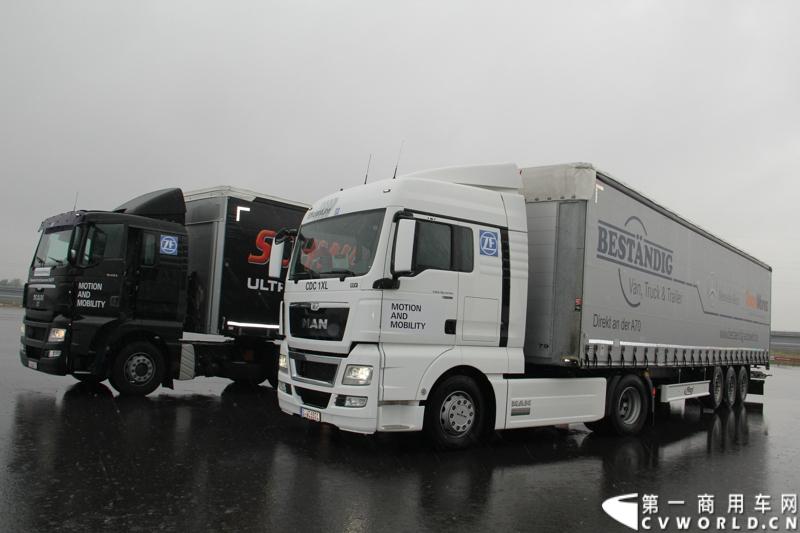 随着汉诺威商用车展的临近，采埃孚公司（ZF）近日在德国亚琛市举行了一场别开生面的新产品试乘试驾活动。在这次活动上，采埃孚向各国媒体展示了最新的商用车传动技术和产品，以及面向未来的前瞻性科技成果。这些成果与结晶，也将在9月份举行的汉诺威车展上展出。图为搭载ZF CDC半主动式减震系统的MAN重卡。