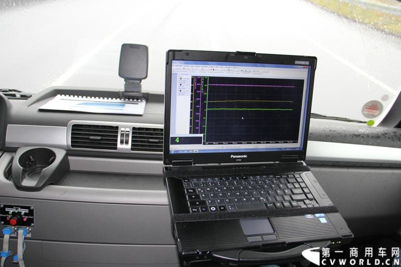 随着汉诺威商用车展的临近，采埃孚公司（ZF）近日在德国亚琛市举行了一场别开生面的新产品试乘试驾活动。在这次活动上，采埃孚向各国媒体展示了最新的商用车传动技术和产品，以及面向未来的前瞻性科技成果。这些成果与结晶，也将在9月份举行的汉诺威车展上展出。图为搭载ZF CDC半主动式减震系统的MAN重卡。