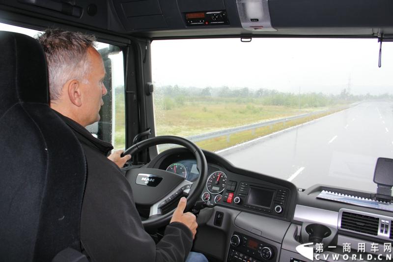 随着汉诺威商用车展的临近，采埃孚公司（ZF）近日在德国亚琛市举行了一场别开生面的新产品试乘试驾活动。在这次活动上，采埃孚向各国媒体展示了最新的商用车传动技术和产品，以及面向未来的前瞻性科技成果。这些成果与结晶，也将在9月份举行的汉诺威车展上展出。图为搭载ZF CDC半主动式减震系统的MAN重卡。