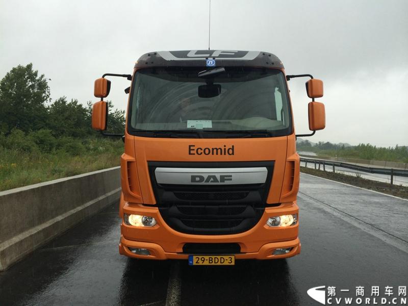 随着汉诺威商用车展的临近，采埃孚公司（ZF）近日在德国亚琛市举行了一场别开生面的新产品试乘试驾活动。在这次活动上，采埃孚向各国媒体展示了最新的商用车传动技术和产品，以及面向未来的前瞻性科技成果。这些成果与结晶，也将在9月份举行的汉诺威车展上展出。图为搭载ZF Ecomid 9速机械变速箱的DAF LF中卡。