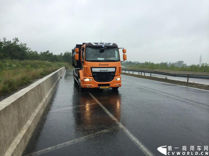 随着汉诺威商用车展的临近，采埃孚公司（ZF）近日在德国亚琛市举行了一场别开生面的新产品试乘试驾活动。在这次活动上，采埃孚向各国媒体展示了最新的商用车传动技术和产品，以及面向未来的前瞻性科技成果。这些成果与结晶，也将在9月份举行的汉诺威车展上展出。图为搭载ZF Ecomid 9速机械变速箱的DAF LF中卡。