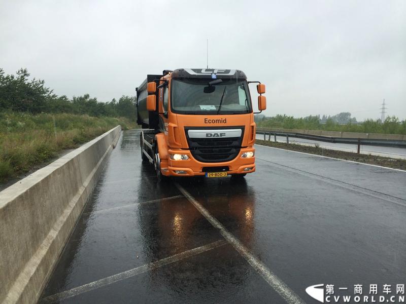 随着汉诺威商用车展的临近，采埃孚公司（ZF）近日在德国亚琛市举行了一场别开生面的新产品试乘试驾活动。在这次活动上，采埃孚向各国媒体展示了最新的商用车传动技术和产品，以及面向未来的前瞻性科技成果。这些成果与结晶，也将在9月份举行的汉诺威车展上展出。图为搭载ZF Ecomid 9速机械变速箱的DAF LF中卡。