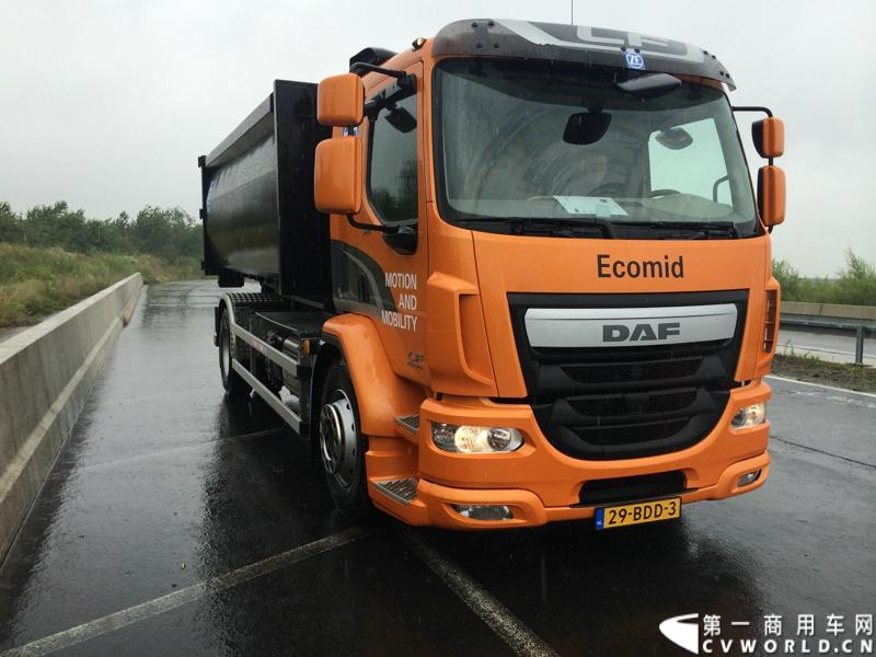 随着汉诺威商用车展的临近，采埃孚公司（ZF）近日在德国亚琛市举行了一场别开生面的新产品试乘试驾活动。在这次活动上，采埃孚向各国媒体展示了最新的商用车传动技术和产品，以及面向未来的前瞻性科技成果。这些成果与结晶，也将在9月份举行的汉诺威车展上展出。图为搭载ZF Ecomid 9速机械变速箱的DAF LF中卡。