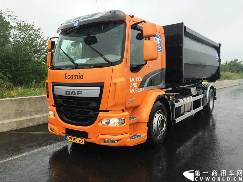 随着汉诺威商用车展的临近，采埃孚公司（ZF）近日在德国亚琛市举行了一场别开生面的新产品试乘试驾活动。在这次活动上，采埃孚向各国媒体展示了最新的商用车传动技术和产品，以及面向未来的前瞻性科技成果。这些成果与结晶，也将在9月份举行的汉诺威车展上展出。图为搭载ZF Ecomid 9速机械变速箱的DAF LF中卡。