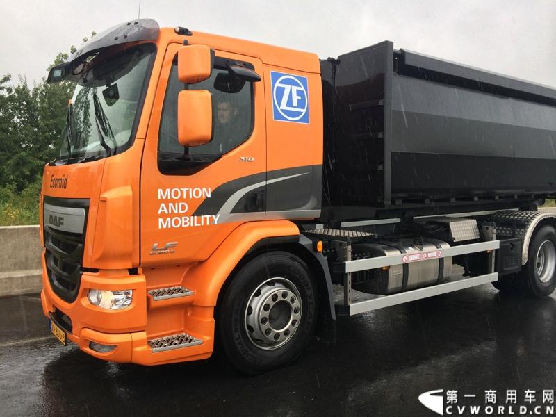随着汉诺威商用车展的临近，采埃孚公司（ZF）近日在德国亚琛市举行了一场别开生面的新产品试乘试驾活动。在这次活动上，采埃孚向各国媒体展示了最新的商用车传动技术和产品，以及面向未来的前瞻性科技成果。这些成果与结晶，也将在9月份举行的汉诺威车展上展出。图为搭载ZF Ecomid 9速机械变速箱的DAF LF中卡。