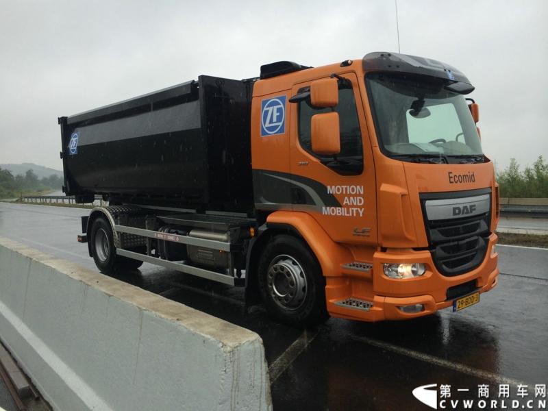 随着汉诺威商用车展的临近，采埃孚公司（ZF）近日在德国亚琛市举行了一场别开生面的新产品试乘试驾活动。在这次活动上，采埃孚向各国媒体展示了最新的商用车传动技术和产品，以及面向未来的前瞻性科技成果。这些成果与结晶，也将在9月份举行的汉诺威车展上展出。图为搭载ZF Ecomid 9速机械变速箱的DAF LF中卡。
