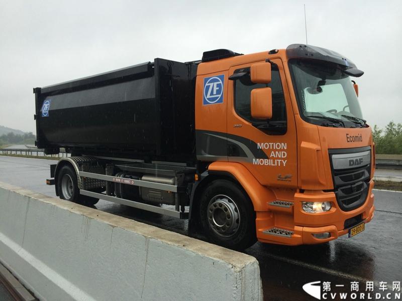随着汉诺威商用车展的临近，采埃孚公司（ZF）近日在德国亚琛市举行了一场别开生面的新产品试乘试驾活动。在这次活动上，采埃孚向各国媒体展示了最新的商用车传动技术和产品，以及面向未来的前瞻性科技成果。这些成果与结晶，也将在9月份举行的汉诺威车展上展出。图为搭载ZF Ecomid 9速机械变速箱的DAF LF中卡。