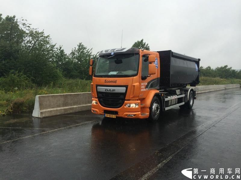随着汉诺威商用车展的临近，采埃孚公司（ZF）近日在德国亚琛市举行了一场别开生面的新产品试乘试驾活动。在这次活动上，采埃孚向各国媒体展示了最新的商用车传动技术和产品，以及面向未来的前瞻性科技成果。这些成果与结晶，也将在9月份举行的汉诺威车展上展出。图为搭载ZF Ecomid 9速机械变速箱的DAF LF中卡。