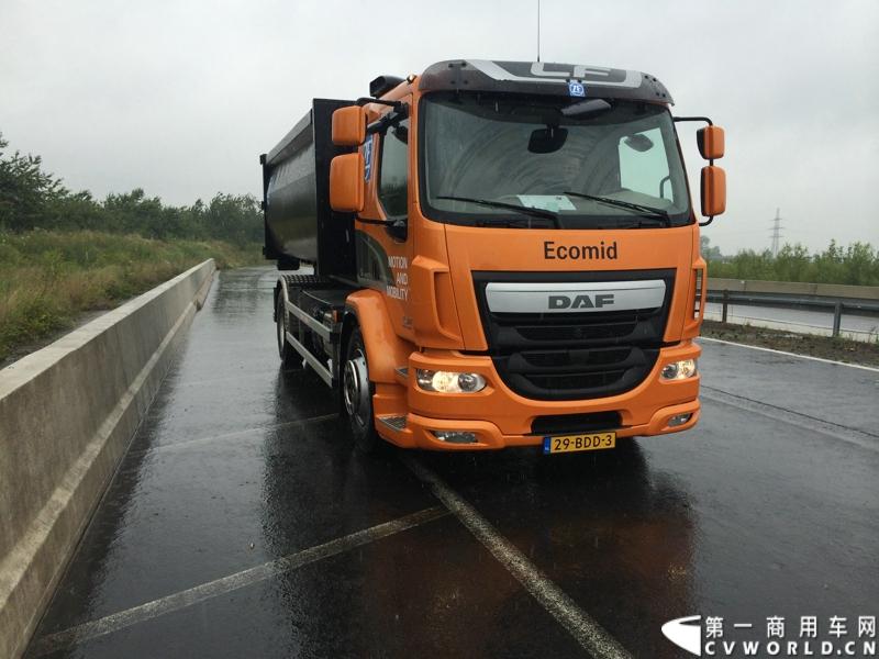 随着汉诺威商用车展的临近，采埃孚公司（ZF）近日在德国亚琛市举行了一场别开生面的新产品试乘试驾活动。在这次活动上，采埃孚向各国媒体展示了最新的商用车传动技术和产品，以及面向未来的前瞻性科技成果。这些成果与结晶，也将在9月份举行的汉诺威车展上展出。图为搭载ZF Ecomid 9速机械变速箱的DAF LF中卡。